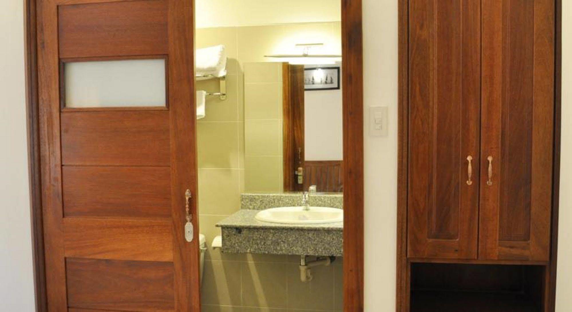 White Lion Hotel Να Τρανγκ Εξωτερικό φωτογραφία